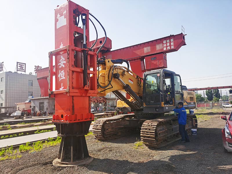 液壓高速強(qiáng)夯機(jī)在沙特阿拉伯布蓋格原油加工廠地基夯實(shí)處理